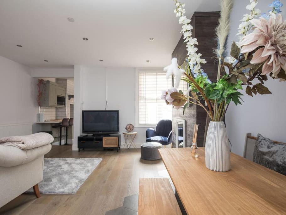 Lovely 2-Bed In Windsor Free Parking, 1 Mile From Legoland Luaran gambar